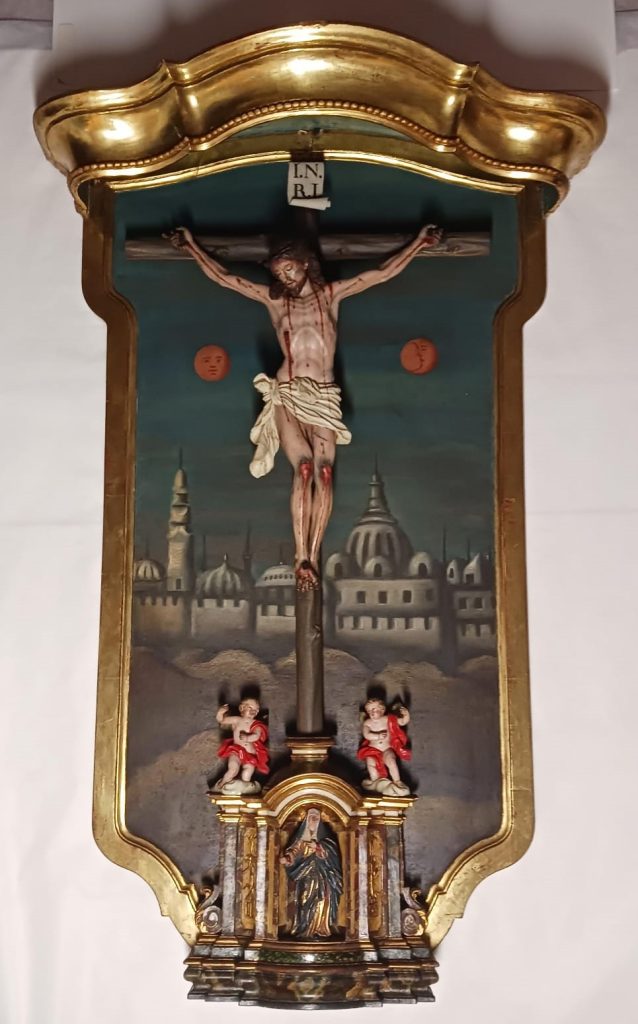 Cristo en una capilla con dosel Madera policromada y óleo sobre tabla (fondo). Siglo XVIII Procede del Monasterio de San Benito de Zaragoza. Madres Benedictinas